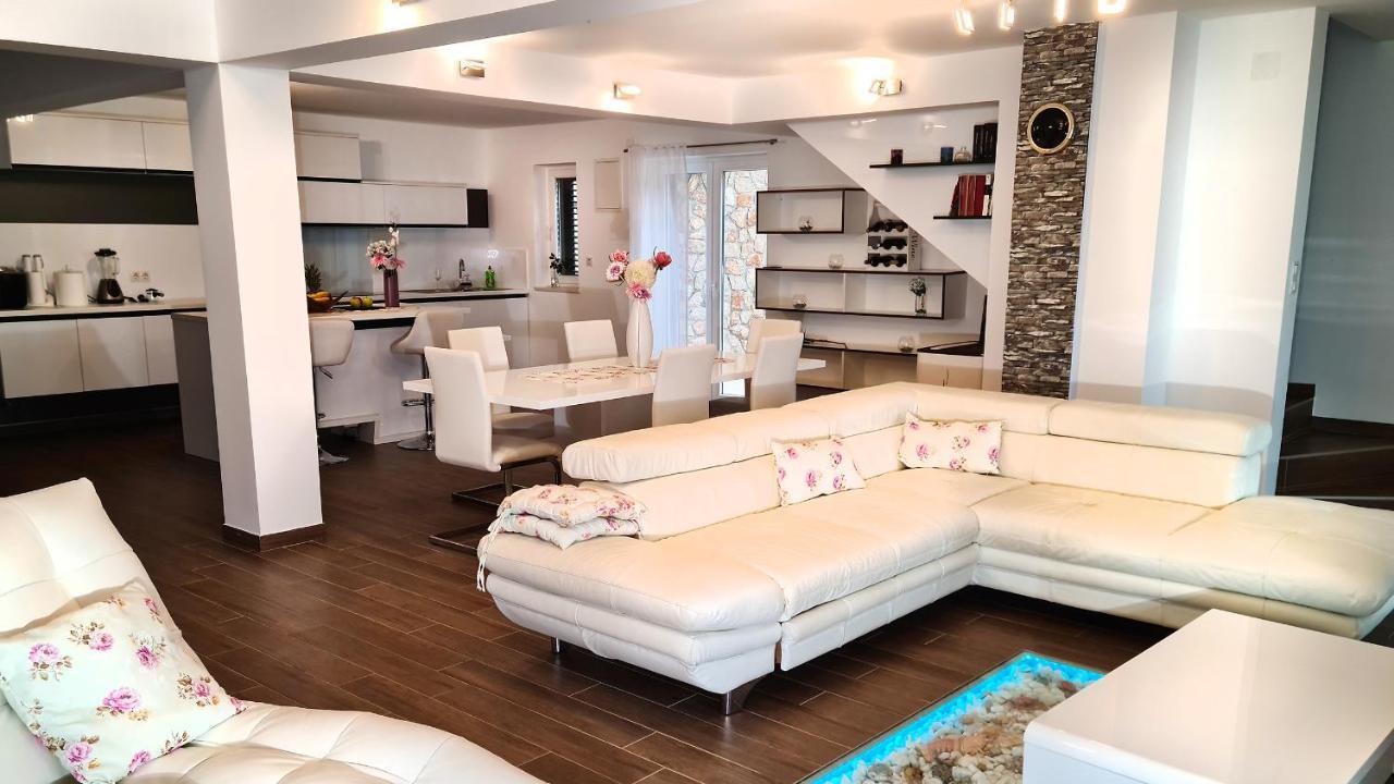 Villa Relax , With Seaview And Two Pools Near Beach Starigrad  Εξωτερικό φωτογραφία
